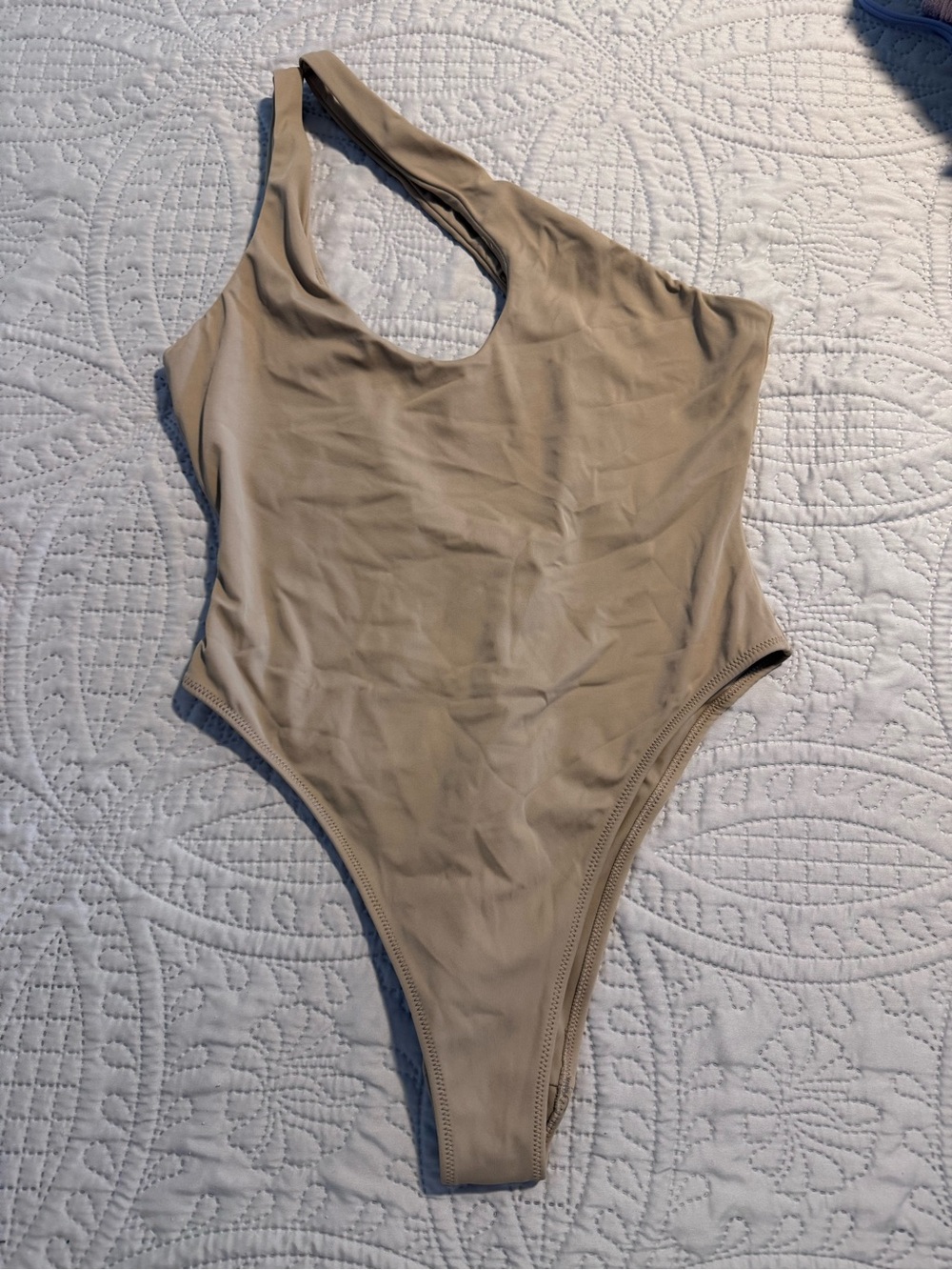 La Hearts One-Shoulder One-Piece Swimsuit in Beige